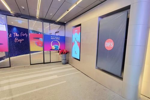 최신 회사 솔루션 정보 86인치 광고 표지판은 홍콩 면세점에 설치되었습니다.
