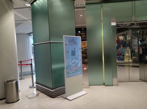 최신 회사 솔루션 정보 Fionexx의 55인치 수직 디지털 사이니지 광고 화면